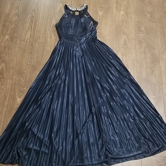 Dress - Picture 2 of 5